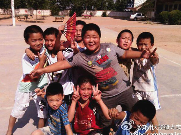 7��17������(y��ng)�ƻ��s�Q���������(y��ng)�����ٿh�R��ƺ�l(xi��ng)��?j��ng)_С�W(xu��)��ȭ��С�(du��)�T����Ȼ�����ڵ��ž������������ڞ��������ݴ�W(xu��)��΢�⡱־Ը�߈F(tu��n)�(du��)�e�k�ĵ���ˇ�R������(zh��n)����