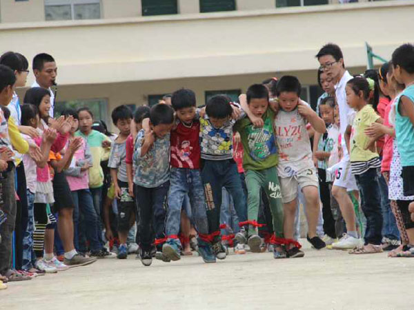 7��28�����V�|�̌W(xu��)Ժ��С�ٟ���ɽ�^(q��)���W(xu��)����֧���(du��)������С�W(xu��)�e�k���\(y��n)��(d��ng)��(hu��)���mȻ��(ch��ng)�ز�δ�޽������������(du��)�T��Ŭ���ͺ��ӂ���ƴ�������\(y��n)��(d��ng)��(hu��)�A�M�Y(ji��)�����D�麢�ӂ�?c��)ڱ�ِ�ЈF(tu��n)�Y(ji��)�f(xi��)��������(zh��ng)���Ρ�