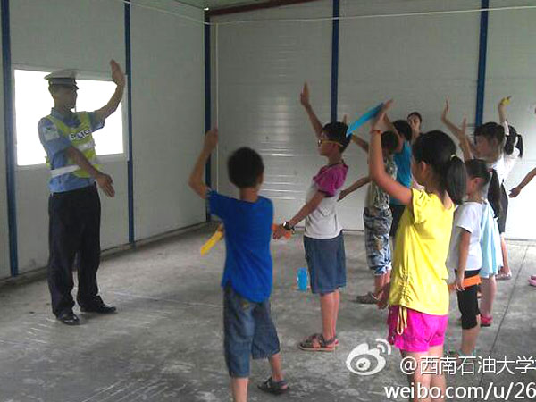 7��24�գ�����ʯ�ʹ�W(xu��)У��ӛ�߈F���Ű�֧��־Ը꠽o���ӂ�������һ�ò�һ�ӵ��I(y��)�w��n�����а������t(y��)�����ώ����������ƌW(xu��)������ώ���N�I(y��)��꠆T��ϣ�������ӂ��ڸ����I(y��)�ώ�ָ��(d��o)�����܌�δ����������Mϣ�����D�顰���������ڽ̌�(d��o)���ӂ���ָͨ�]�Ļ��A(ch��)�ք���