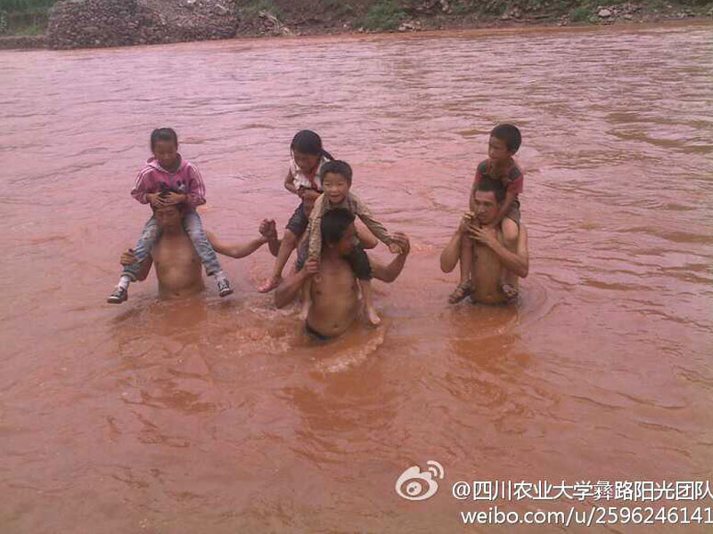 7��17�����Ĵ��r(n��ng)�I(y��)��W(xu��)����·�(y��ng)�⡱�F(tu��n)�(du��)��(l��i)��������ɽ��ϲ�¿h�ɺӿ��(zh��n)�_(k��i)չ֧�̻��(d��ng)���ɺӿ��(zh��n)��̎ƫƧ��ȫ��ĺ���ÿ�춼Ҫ���Ѓɂ�(g��)��С�r(sh��)�όW(xu��)��;����Ҫ���^(gu��)һ�l30�׌��ĺ������D������W�����Ӷ��^(gu��)�R����ĺ�����