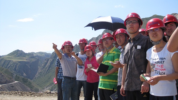 7��9�գ�ʯ���Ӵ�W(xu��)��������顱�F(tu��n)�(du��)�ڶ���ǰ����˹����ˮ���м~��������(sh��)���{(di��o)�п�˹����ˮ���м~���̵ĵ��|(zh��)��r���D���(du��)�T��?c��)��J(r��n)�� ȡ�����ώ����v�⡣