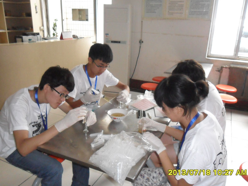 7��27�������ϴ�W(xu��)���YԴ�ɡ�����������`��꠵��_(d��)��һ�����`�ء����ĳ���꠆T���R��ͣ��ǰ����һ��ȡ���c�M(j��n)��ȡ�ӹ������D��꠆T���ڌ�200ml�Ę�Ʒ�b�M(j��n)20��С������ԇ��ƿ����