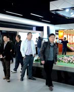 晉江城市展館　　晉江城市展館大樓位于世紀(jì)大道西側(cè)，于2004年12月動(dòng)工建設(shè)，地上四層、地下一層，總建筑面積為18645平方米，項(xiàng)目總投資為7500萬(wàn)元。