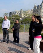 網(wǎng)友參觀晉陽(yáng)湖　　晉陽(yáng)湖項(xiàng)目原投資計(jì)劃為2.2億元，區(qū)域內(nèi)五座橋?yàn)榫坝^橋。為完善其功能，強(qiáng)化景觀提升效果，對(duì)部分項(xiàng)目進(jìn)行了優(yōu)化、提升，包括將區(qū)域內(nèi)五座景觀橋改為市政橋并新增兩座市政橋。