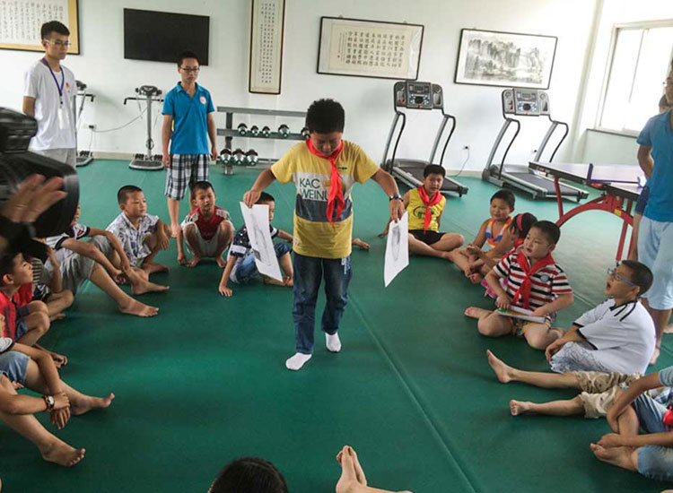 С���т���־Ը��չʾ�Լ��Ĳ�ˇ��