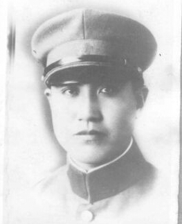 ���ߣ��h�����|���d���ˣ�1908������������ڵ�����ͥ���x�켽܊�^(q��)�Γ�܊˾��T��1924���M��|���v���������I(y��)����У����У�̹١�1931�����Rռɽ�������У�����������˽��򿹑�(zh��n)�Ȍ�������(zh��n)��1936���κӱ����h��܊��У����(d��o)�L��1938��8���ʲ����x����꠱��x�켽܊�^(q��)��ʽ������x�켽܊�^(q��)�Γ�܊������˾��T��1939������Ї����a(ch��n)�h��1940���ڰوF���(zh��n)�Љ��Ҡ������r��32�q��