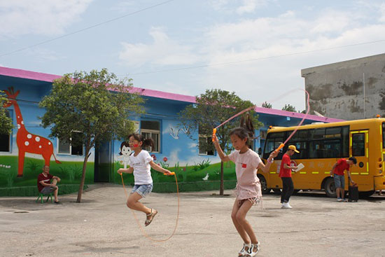 ���Ϲ��I(y��)��W��(j��ng)���Q(m��o)�׌WԺ����ϵ�P�h�������ж�������������`꠵�����ʡƽ�ɽ���P�hѦ���(zh��n)���Ӝϴ���ӢС�W�_չ֧�̻�����e�k��ӢС�W��һ��Ȥζ�\�ӕ���׌�W���w���W��ƥ�˾��񡣈D�����K��ِ��