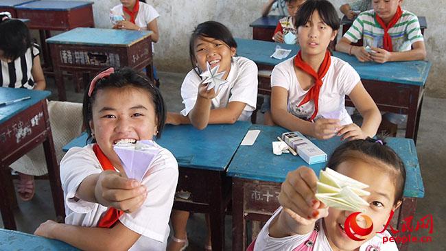 ���ϿƼ���W(xu��)��һ��һ·���x��(w��)֧���c����(zh��n)��ؚ�{(di��o)�Ќ�(sh��)�`�F(tu��n)���������(y��ng)�h��¹ɽ�(zh��n)�u�ŸG���_չ�x��(w��)֧�̺ͷ�ؚ�{(di��o)����־Ը�߽o���ӂ��_�O(sh��)�ֹ��n�ã��D�麢�ӂ�չʾ�ֹ���Ʒ�����F(tu��n)�(du��)�ṩ��