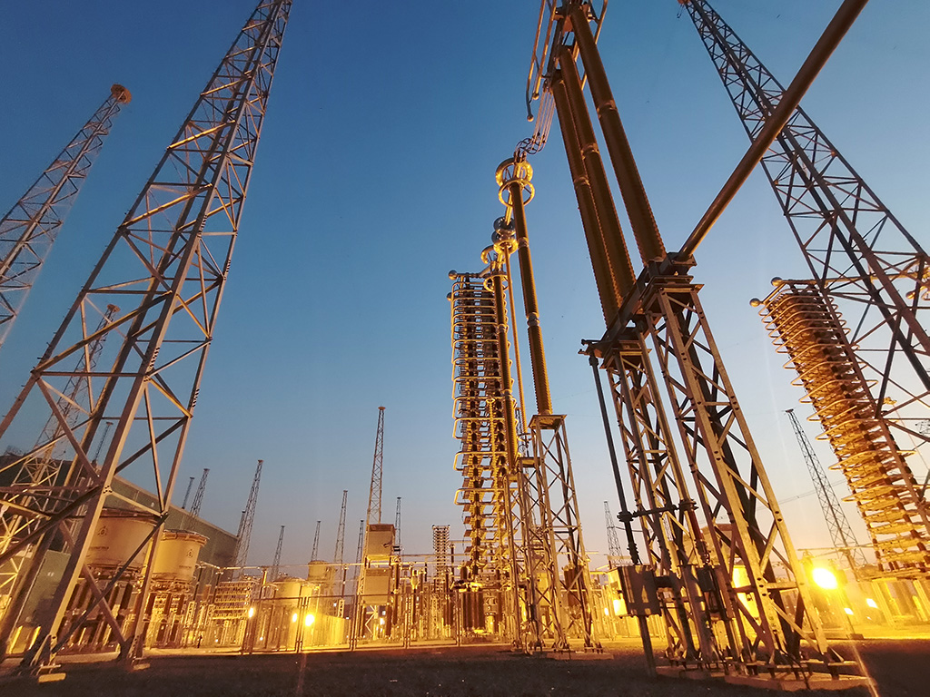 ±660kV巴基斯坦默蒂亞里-拉合爾（默拉）直流輸電項目拉合換流站夜景。（國家電網(wǎng)供圖）