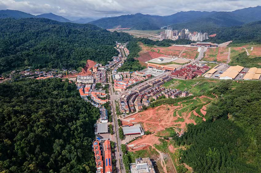 磨憨口岸俯瞰，右前方高層白色建筑群為老撾境內。人民網(wǎng)記者 符皓攝