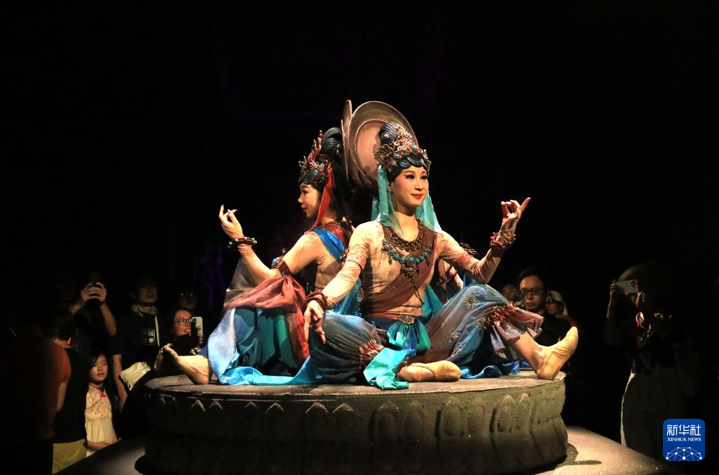8月5日晚，游客在甘肅省敦煌市觀看大型洞窟式沉浸體驗劇《樂動敦煌》。 新華社發(fā)（張曉亮 攝）