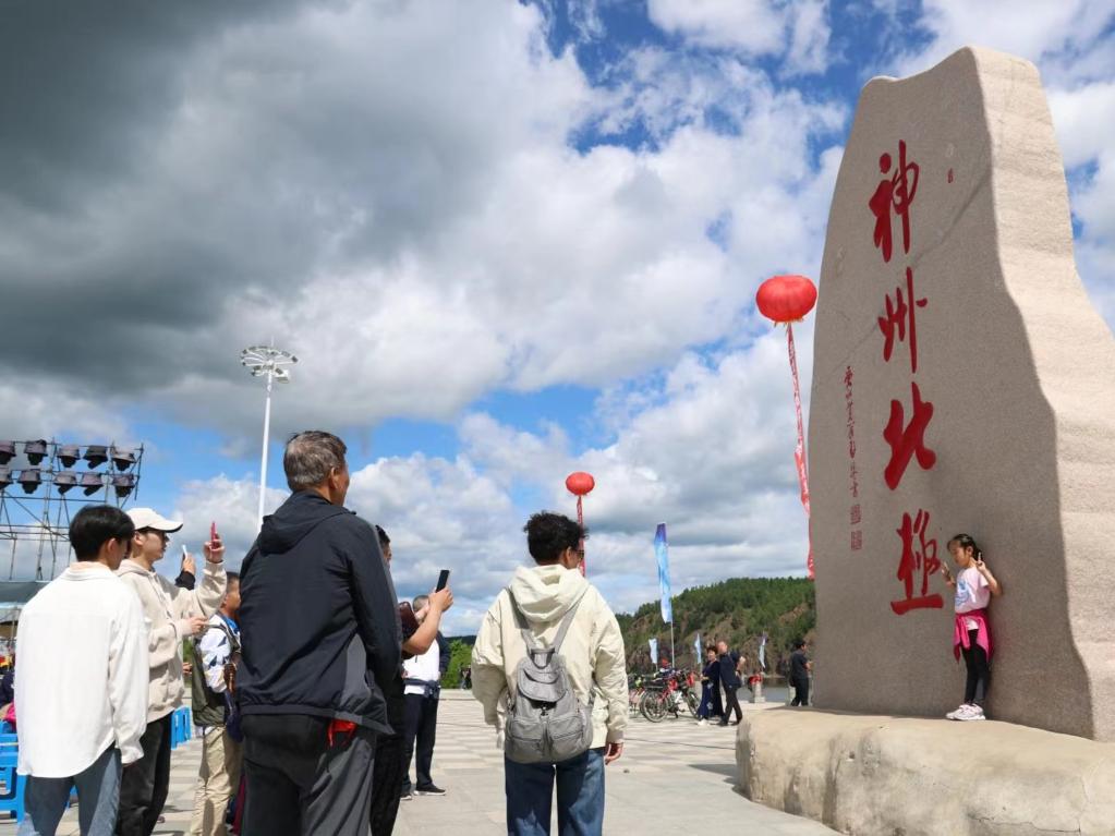 游客在漠河市地標(biāo)前打卡。新華社記者 徐凱鑫攝