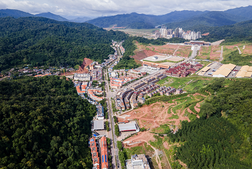 磨憨口岸俯瞰，右前方高層白色建筑群為老撾境內(nèi)。人民網(wǎng)記者 符皓攝