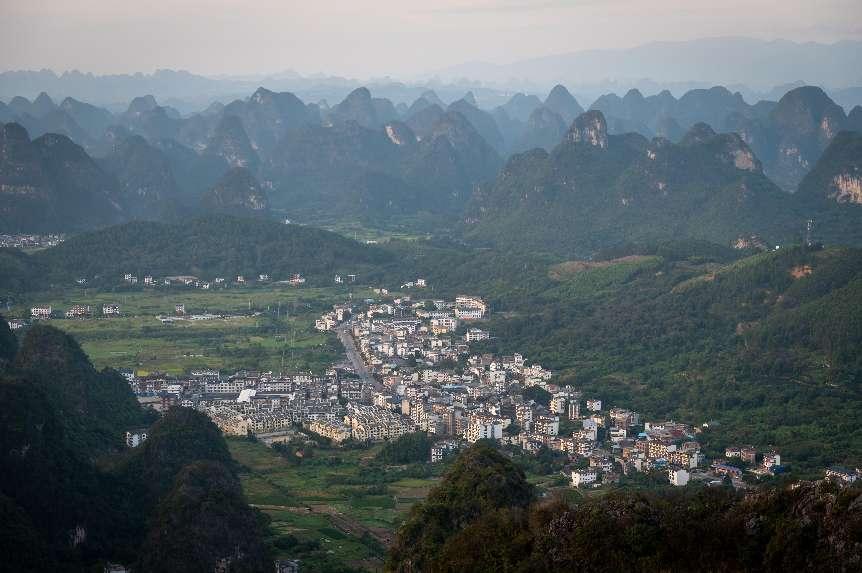 廣西層巒疊嶂，郁郁蔥蔥。 人民網(wǎng) 嚴(yán)立政攝