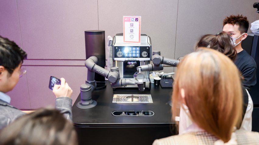 到場觀眾體驗如影智能咖啡大師。主辦方供圖