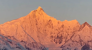看梅里雪山從月映銀山到日照金山