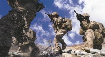 新疆軍區(qū)某團組織班組戰(zhàn)術(shù)訓(xùn)練