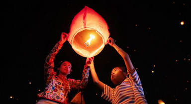 瀾滄江畔孔明燈點(diǎn)亮夜空