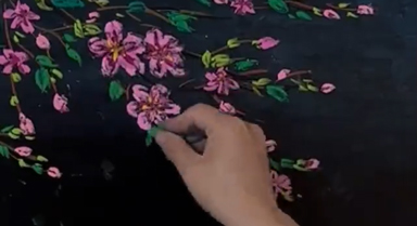 老師把春天畫(huà)在黑板上送給學(xué)生